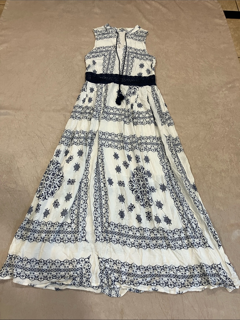 Sleeveless White Maxi Dress with Navy Blue Print and Tassel Belt